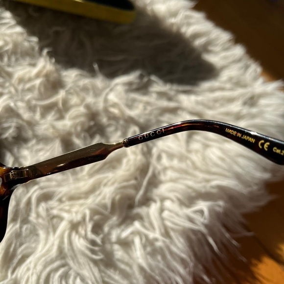 Selling brand authentic Gucci sunglasses, with case and pouch - Picture 4 of 8